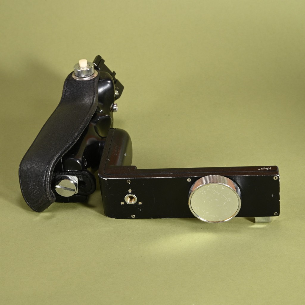 Mamiya Multi-Angle Grip for RB67 and C330 | Blue Moon Camera