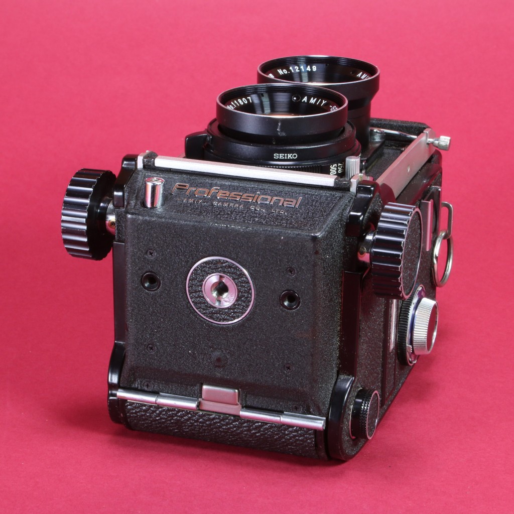 Mamiya C330 Camera with 105mm f3.5 Lens - Versatile Medium Format